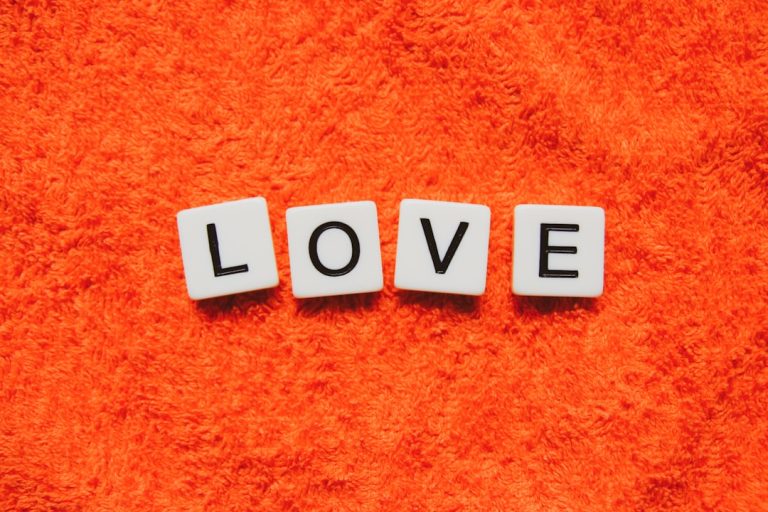 Voyance et amour : comment ces pratiques influencent votre vie sentimentale