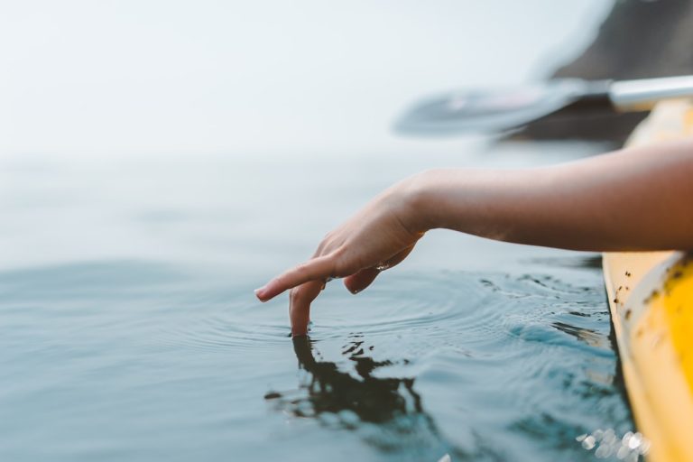 Activités nautiques incontournables pour des vacances uniques